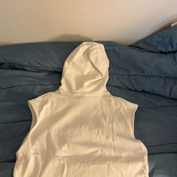 Sleeveless Hoodie - Picture 3 of 3